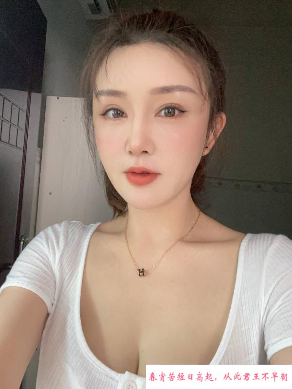丰胸美臀的小少妇 第1张
