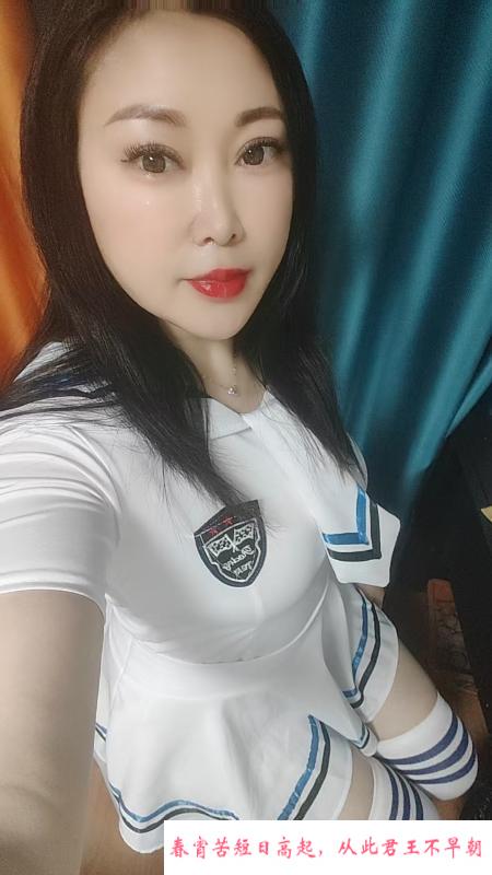 制服丰满少妇 第2张