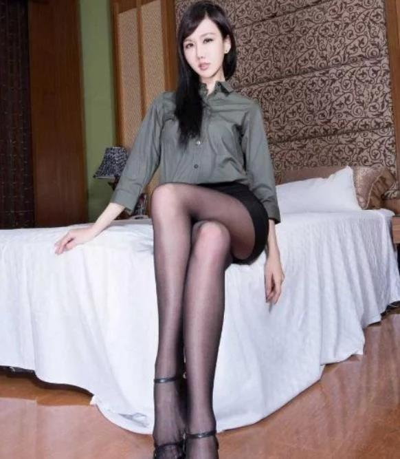 成都长腿妹子，叫的夸张 第2张