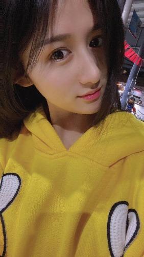 01后娇小美女 第1张