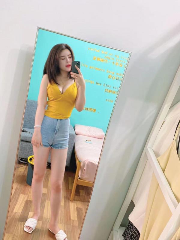 白嫩高挑妹子 第1张