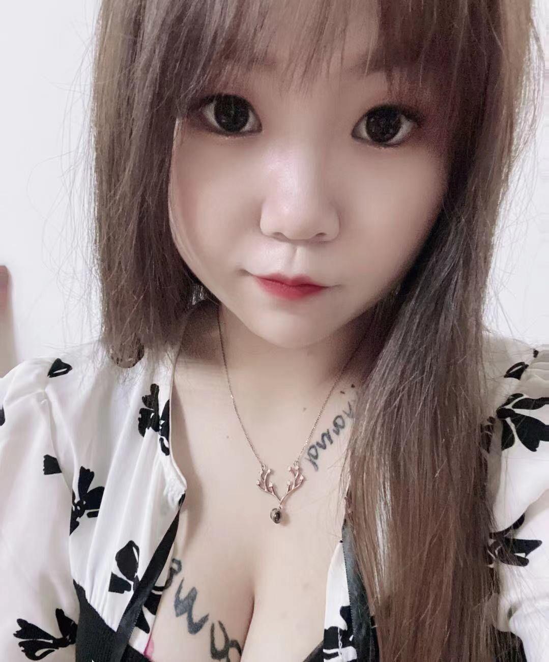 99年大胸萌妹 第1张