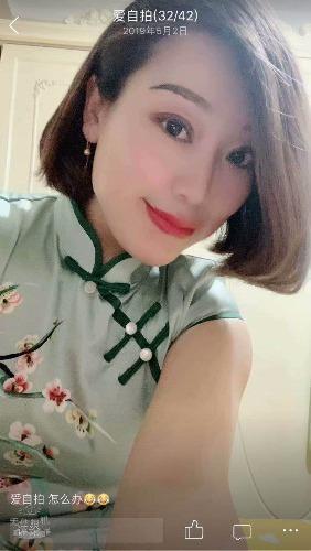 体育场附近熟女，肤白貌美，大胸长腿美女 第1张