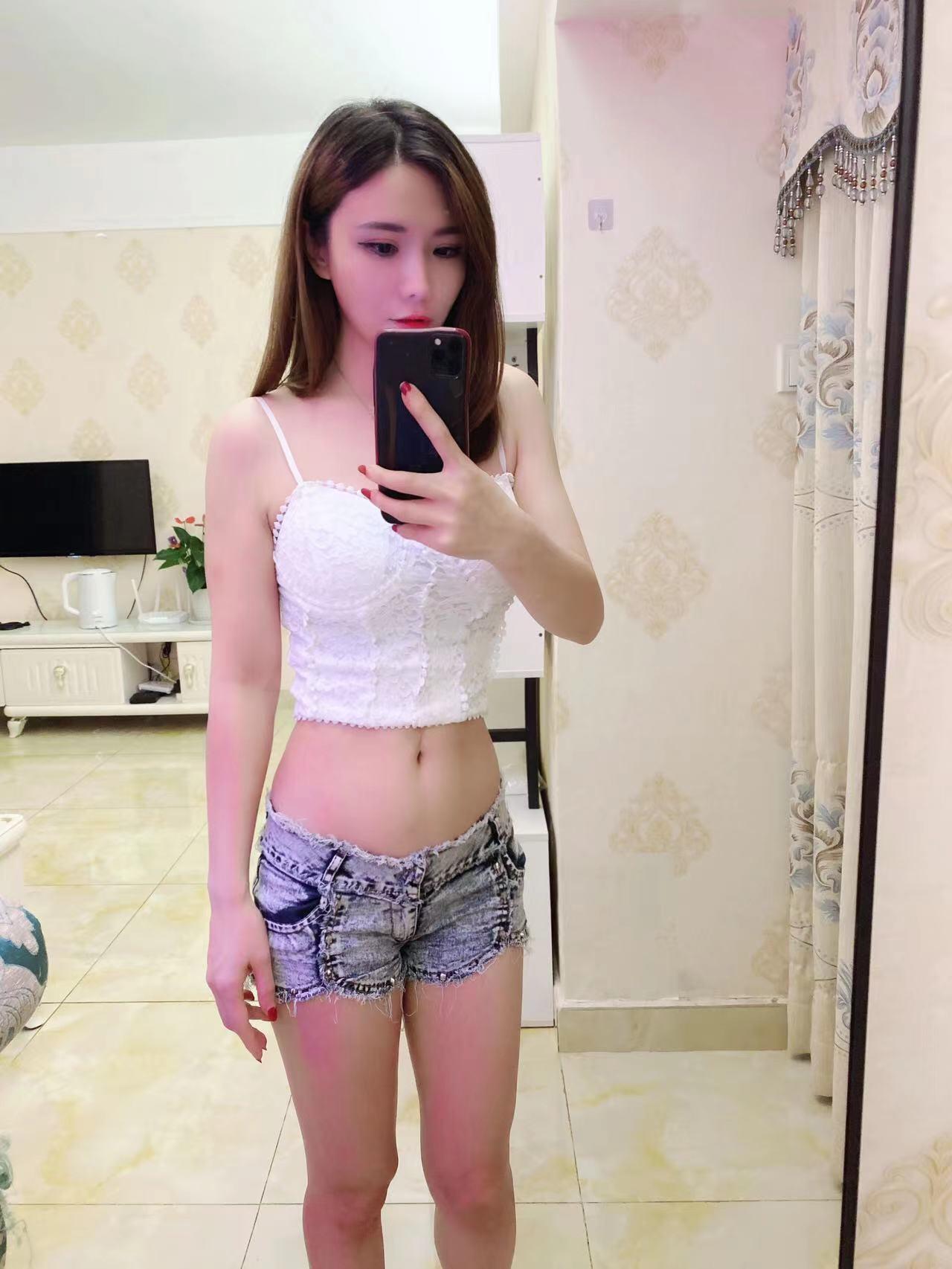 瘦底大波性感Tina，小热裤和护士装真的绝了 第1张