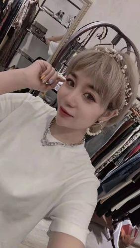 短发美女，服务不错 第1张